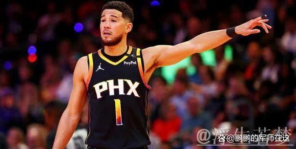 奥尼尔接到布克右侧传球,命中远距离三分 奥尼尔接到布克右侧传球,命中远距离三分